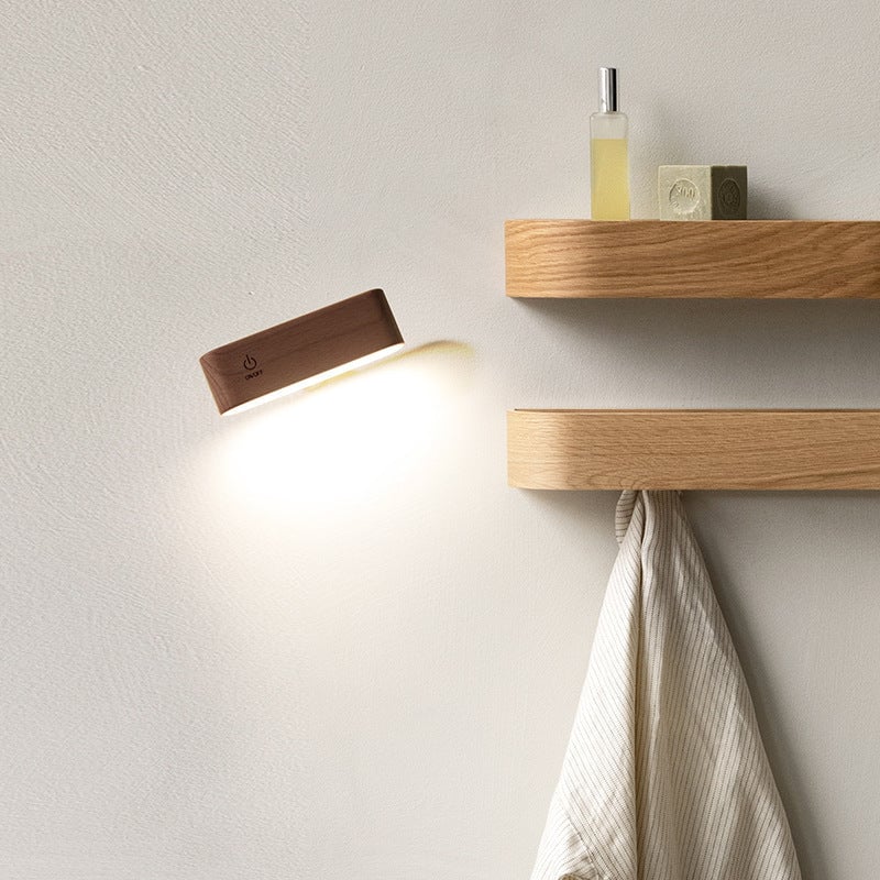 Stolní lampa z masivního dřeva s magnetickým nabíjením
